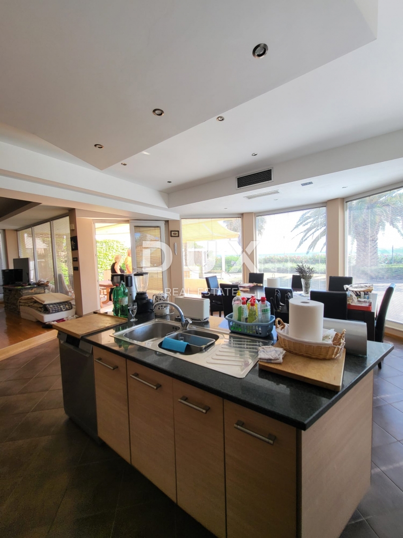 PRIVLAKA, ZADAR - EKSKLUZIVNA PRILOŽNOST - Apartma v 1. vrsti do morja!