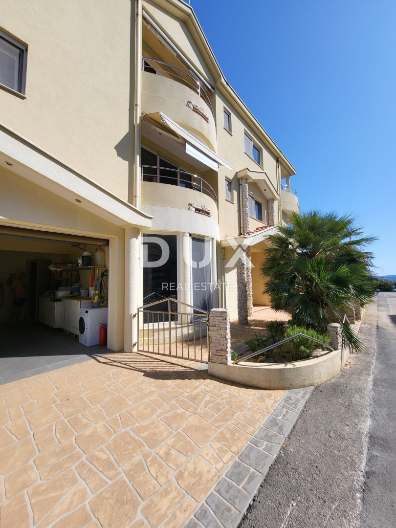 PRIVLAKA, ZADAR - EKSKLUZIVNA PRILOŽNOST - Apartma v 1. vrsti do morja!
