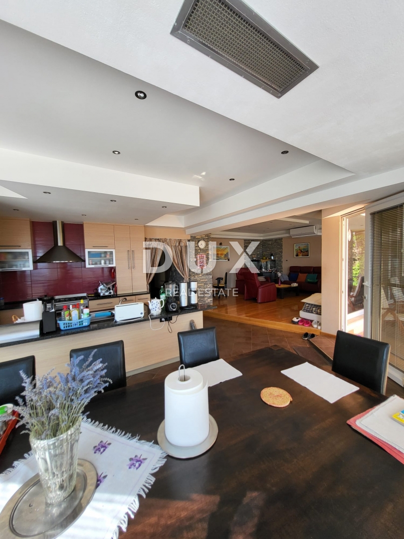PRIVLAKA, ZADAR - EKSKLUZIVNA PRILOŽNOST - Apartma v 1. vrsti do morja!