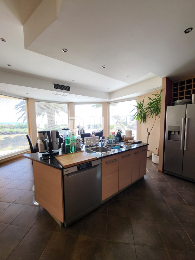 PRIVLAKA, ZADAR - EKSKLUZIVNA PRILOŽNOST - Apartma v 1. vrsti do morja!