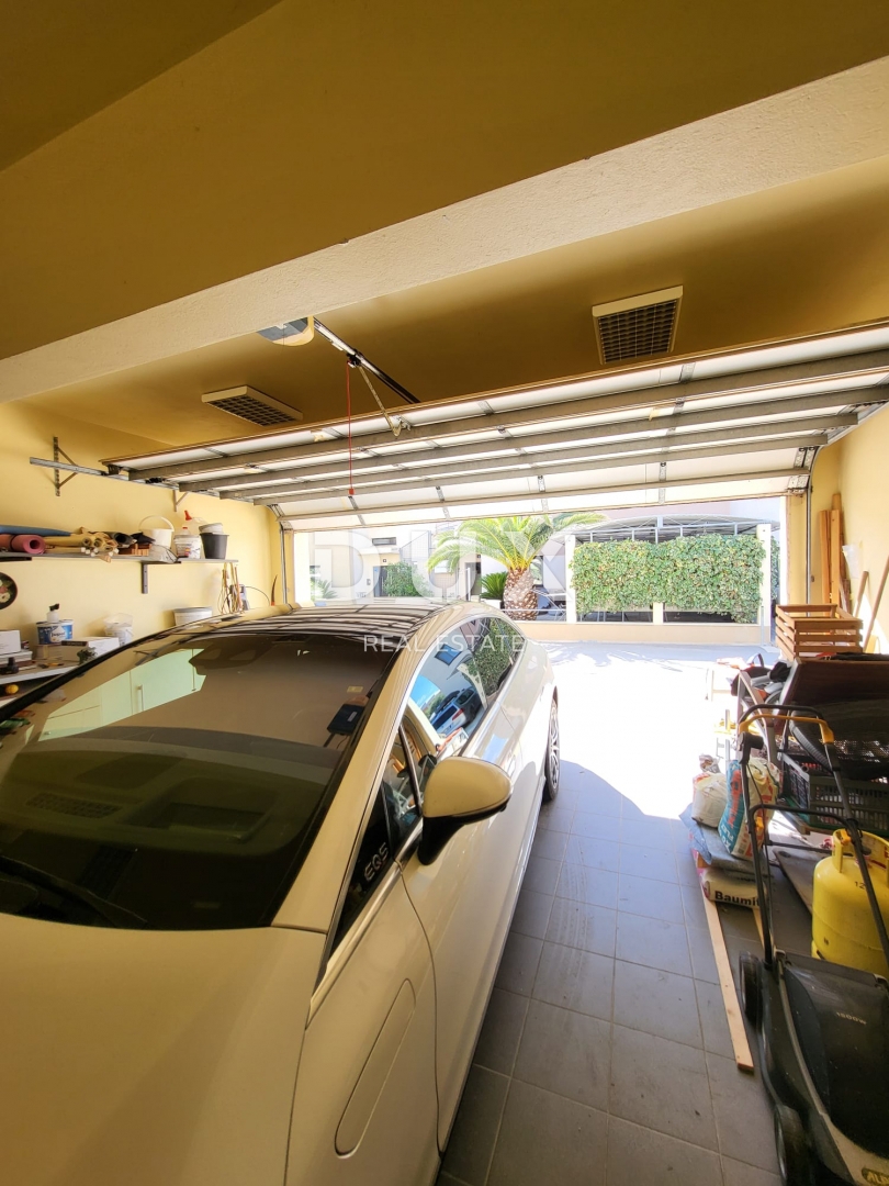 PRIVLAKA, ZADAR - EKSKLUZIVNA PRILOŽNOST - Apartma v 1. vrsti do morja!