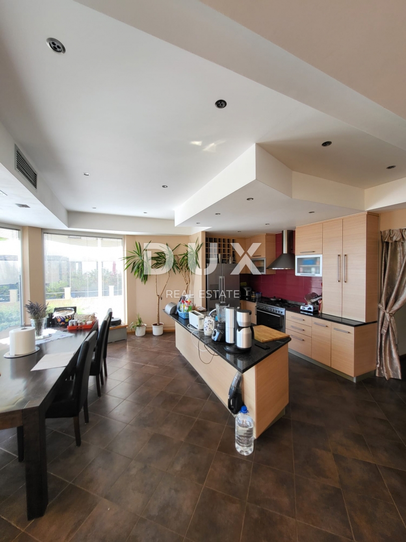 PRIVLAKA, ZADAR - EKSKLUZIVNA PRILOŽNOST - Apartma v 1. vrsti do morja!