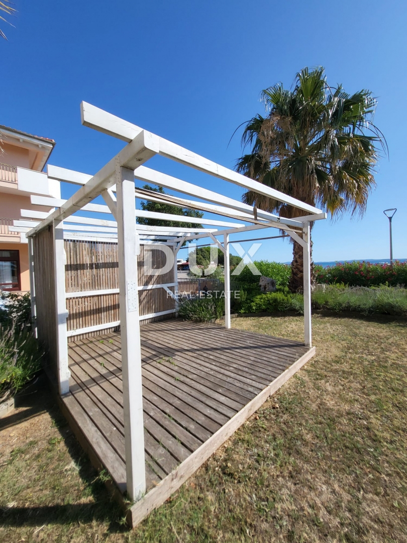 PRIVLAKA, ZADAR - EKSKLUZIVNA PRILOŽNOST - Apartma v 1. vrsti do morja!