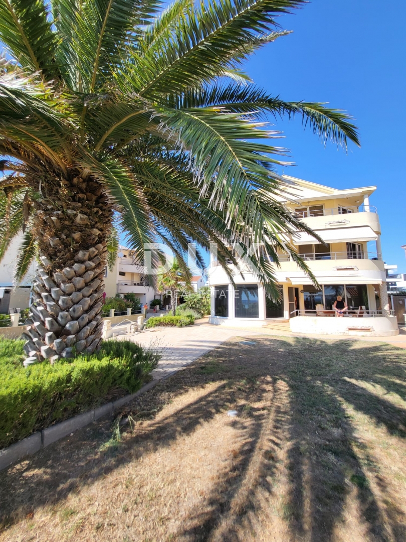 PRIVLAKA, ZADAR - EKSKLUZIVNA PRILOŽNOST - Apartma v 1. vrsti do morja!