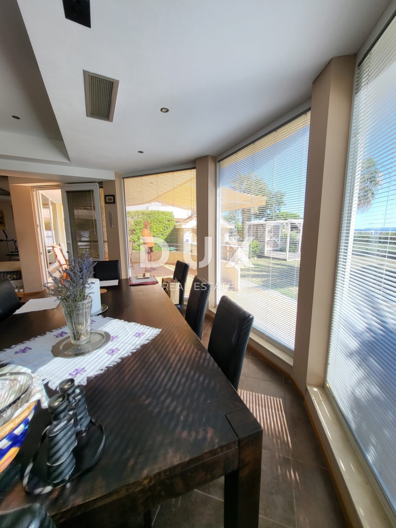 PRIVLAKA, ZADAR - EKSKLUZIVNA PRILOŽNOST - Apartma v 1. vrsti do morja!