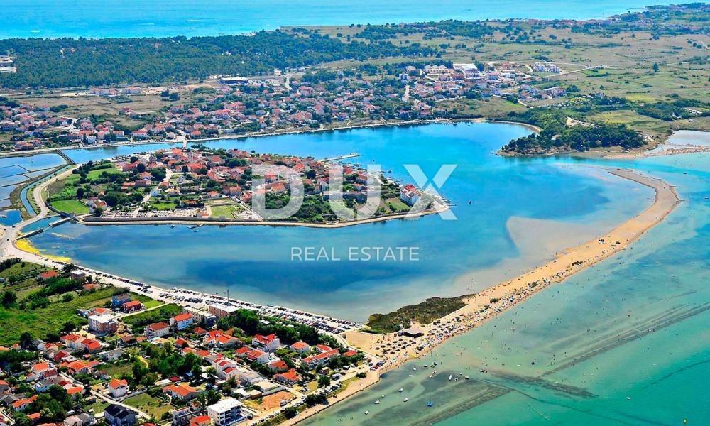 ZADAR, NINSKI STANOVI - Zemljišče z gradbenim dovoljenjem za vilo z bazenom in pomožnim objektom!