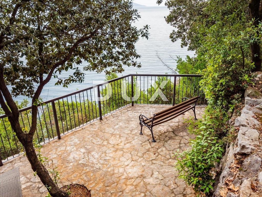 OPATIJA, MOŠĆENIČKA DRAGA - Naložbeni biser: Vila na samem, prva vrsta do morja