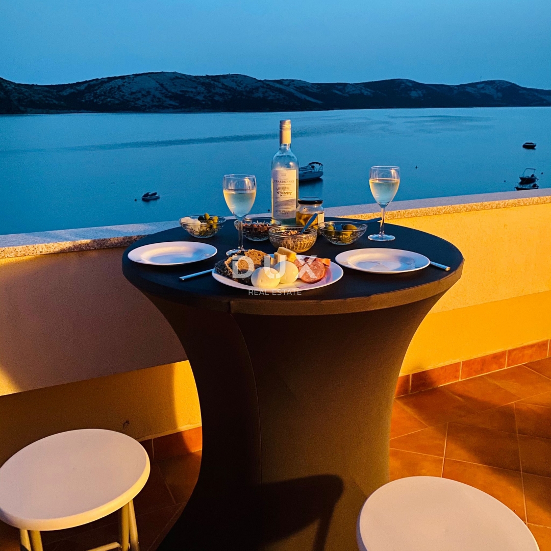 OTOK PAG, NOVALJA - PRILOŽNOST! Apartma v 1. vrsti do morja!