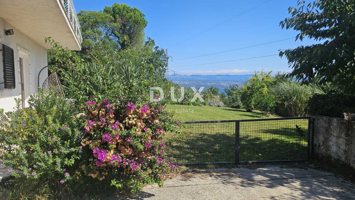 OPATIJA, IKA - Nadstropje hiše z dvema stanovanjema, zasebnim bazenom in vrtom