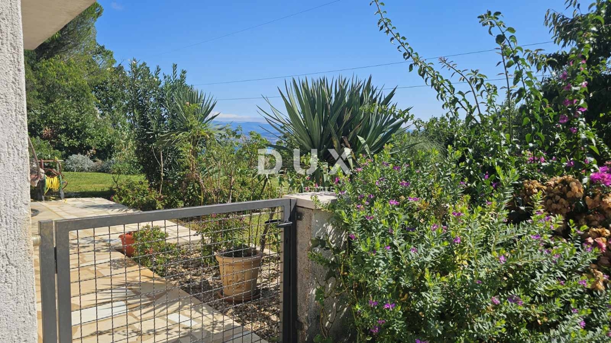 OPATIJA, IKA - Nadstropje hiše z dvema stanovanjema, zasebnim bazenom in vrtom