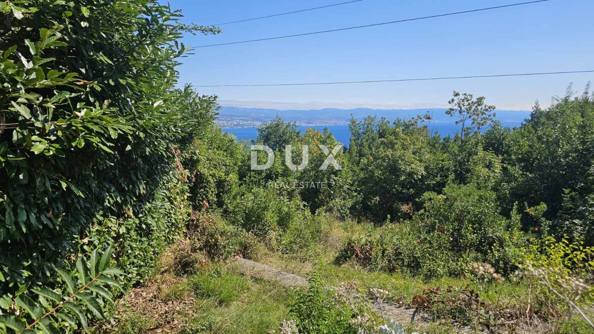 OPATIJA, IKA - Nadstropje hiše z dvema stanovanjema, zasebnim bazenom in vrtom