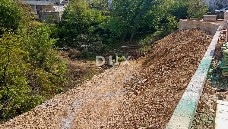 RIJEKA, VIŠKOVO – zazidljivo zemljišče velikosti 2389 m2 z možnostjo gradnje 6 stanovanj v središču Viškova