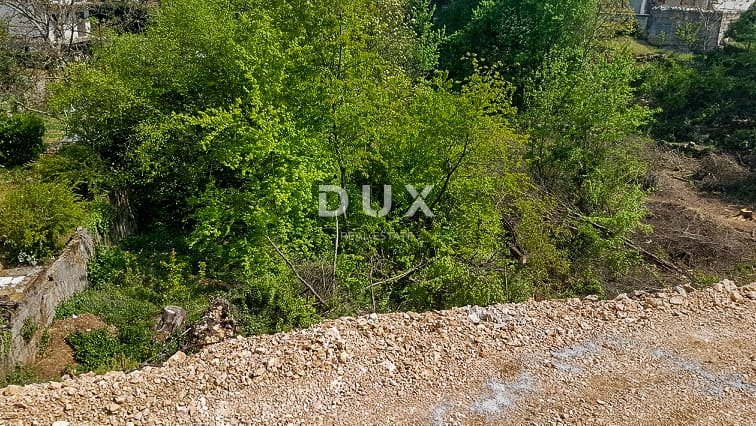 RIJEKA, VIŠKOVO – zazidljivo zemljišče velikosti 2389 m2 z možnostjo gradnje 6 stanovanj v središču Viškova