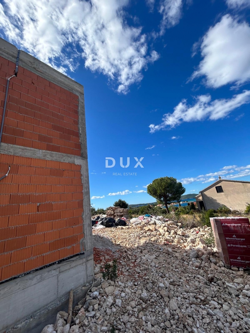 ŠIBENIK, BRODARICA - Atraktivno stanovanje z vrtom v novogradnji, 250 m od morja, čudovit pogled na morje in otok Krapanj