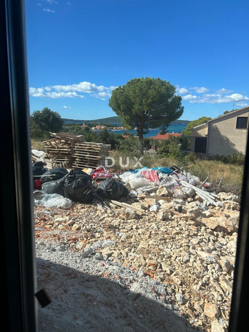 ŠIBENIK, BRODARICA - Atraktivno stanovanje z vrtom v novogradnji, 250 m od morja, čudovit pogled na morje in otok Krapanj