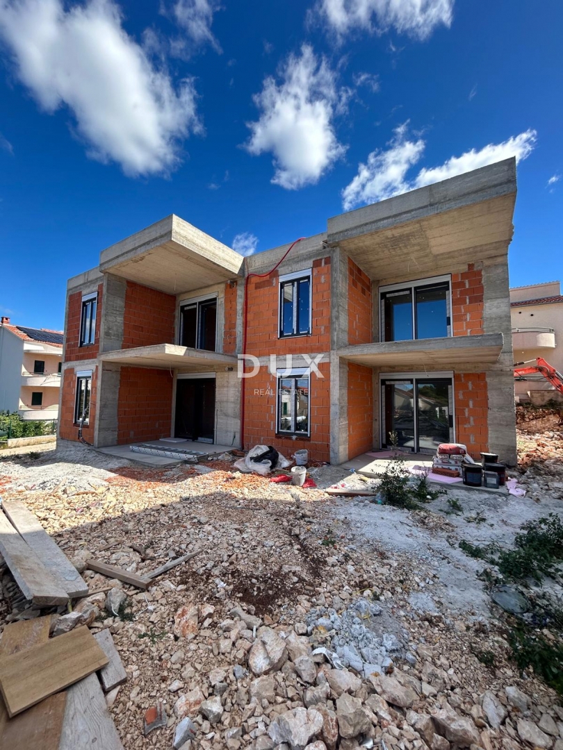 ŠIBENIK, BRODARICA - Atraktivno stanovanje z vrtom v novogradnji, 250 m od morja, čudovit pogled na morje in otok Krapanj