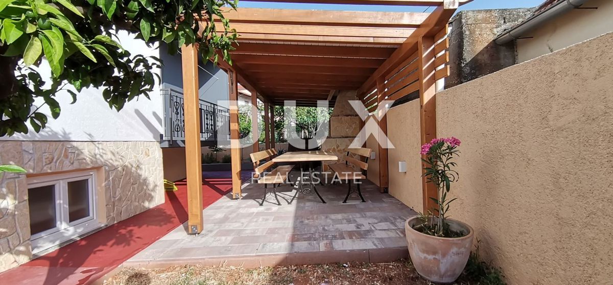 ZADAR, VIŠNJIK - Moderno urejen dvonadstropni objekt z 2 stanovanjema