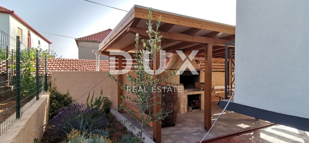 ZADAR, VIŠNJIK - Moderno urejen dvonadstropni objekt z 2 stanovanjema