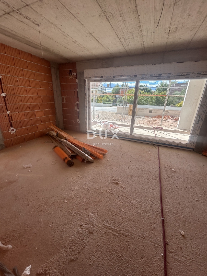 ŠIBENIK, SRIMA - Luksuzno stanovanje z vrtom v novogradnji le 300 m od morja in plaže