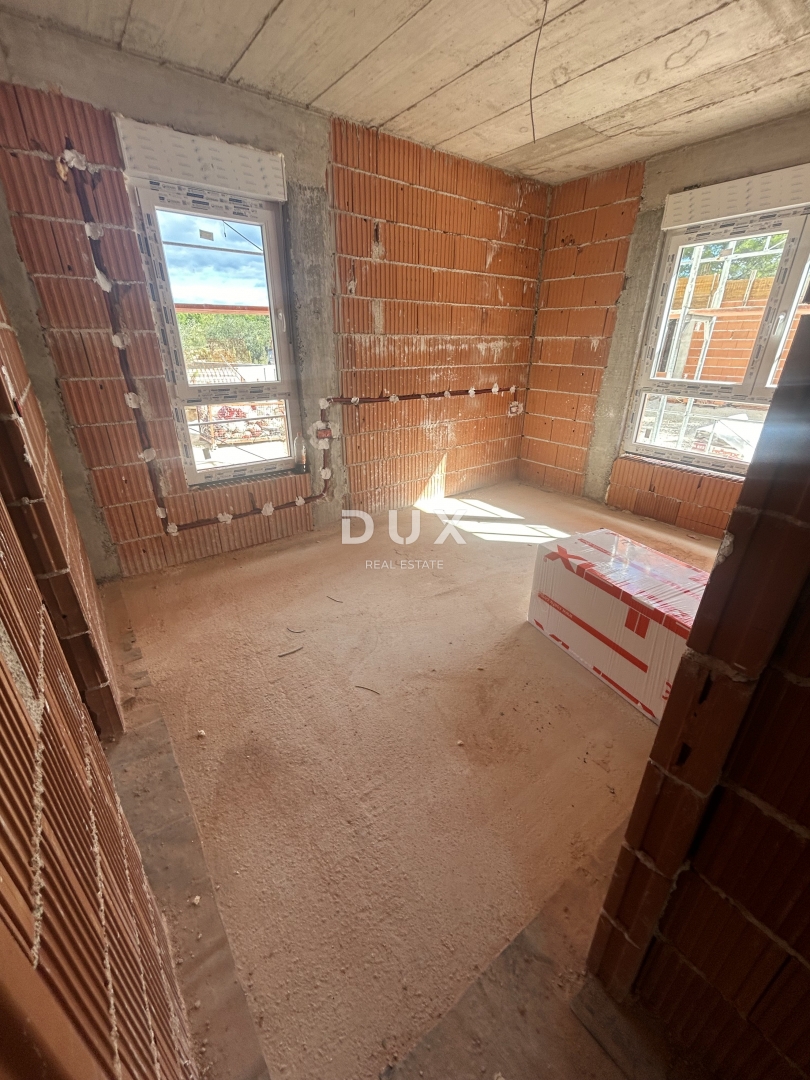 ŠIBENIK, SRIMA - Luksuzno stanovanje z vrtom v novogradnji le 300 m od morja in plaže