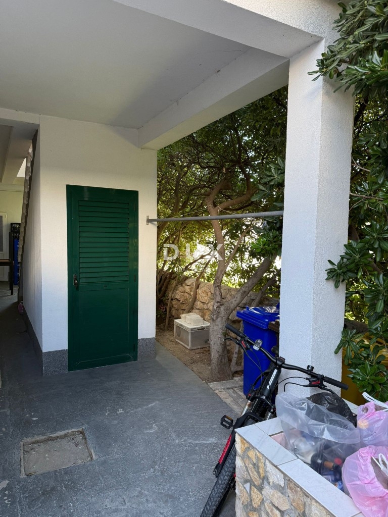 OTOK PAG, PAG - apartmajska hiša z restavracijo