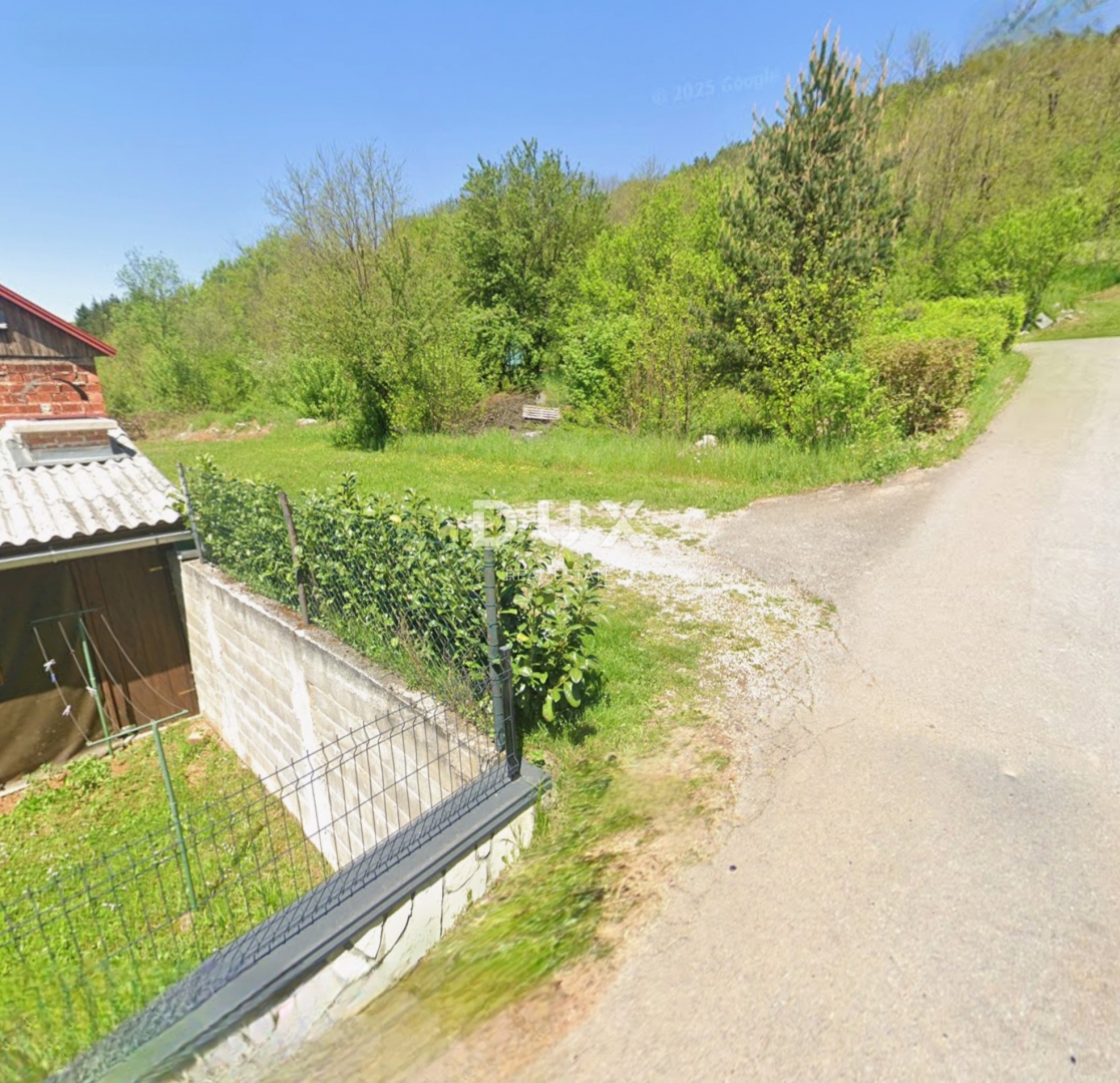 LIKA, OTOČAC, PROZOR - zemljišče 11200m2 (4000m2 stavbno + 7200m2 kmetijsko) v bližini reke Gacke 