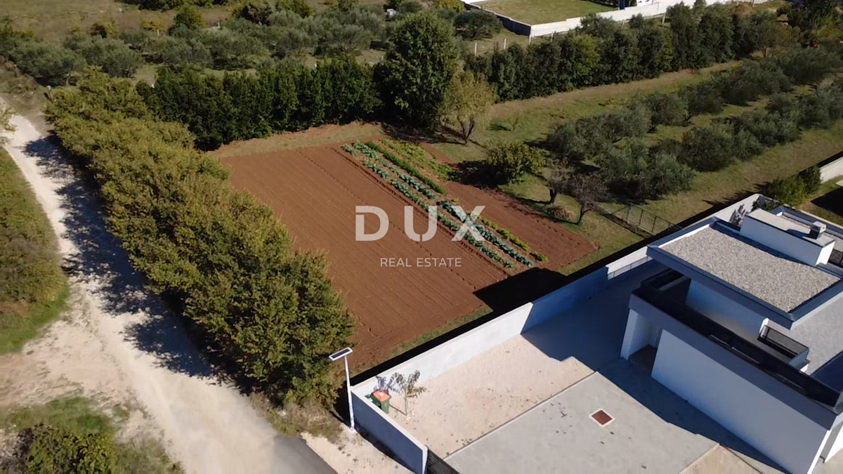 ZADAR, VRSI – Privlačno zemljišče v mirni vasi! A2