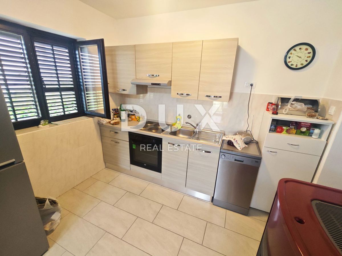 VEPRINAC - Samostojna hiša s prostornim vrtom in pogledom na morje!