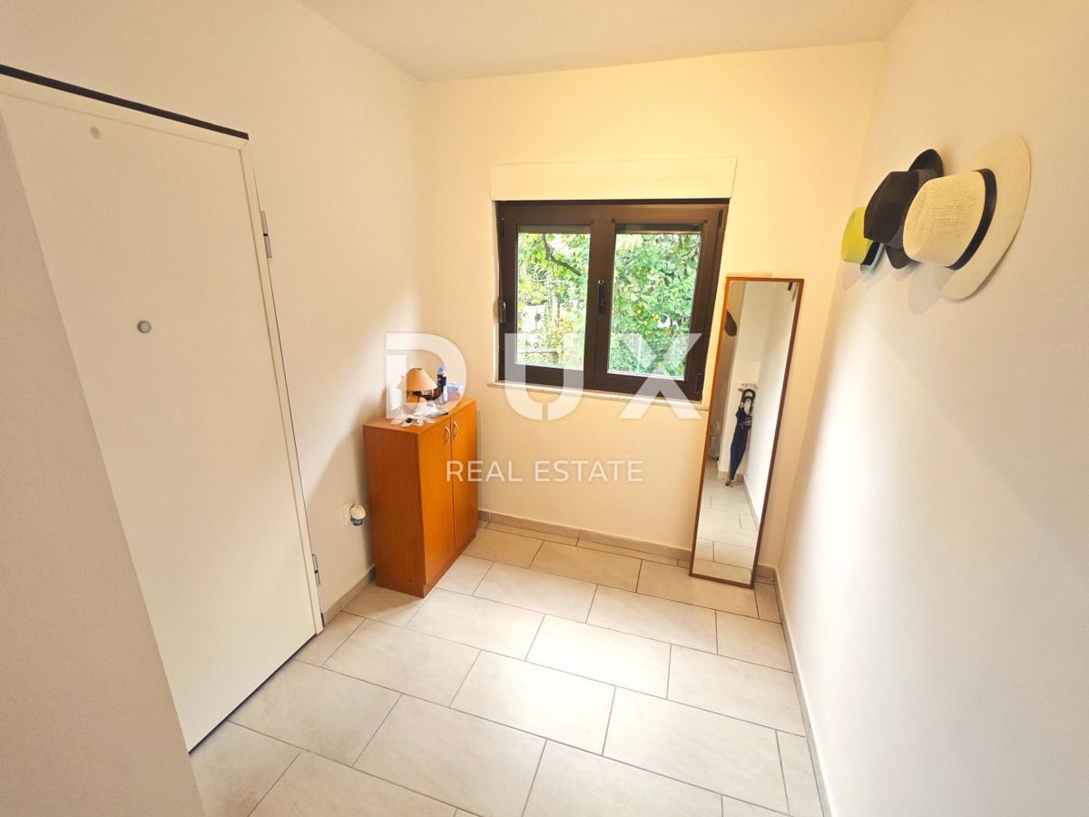 VEPRINAC - Samostojna hiša s prostornim vrtom in pogledom na morje!