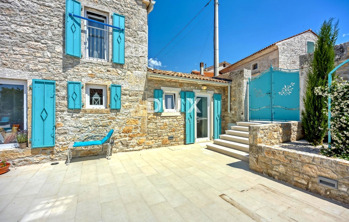 ISTRA, SVETI LOVREČ - Kamnita hiša z bazenom