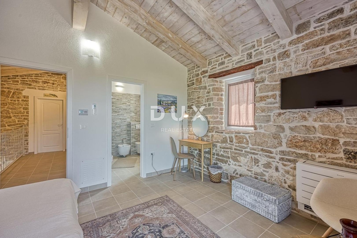 ISTRA, SVETI LOVREČ - Kamnita hiša z bazenom