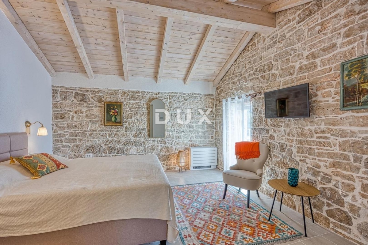 ISTRA, SVETI LOVREČ - Kamnita hiša z bazenom