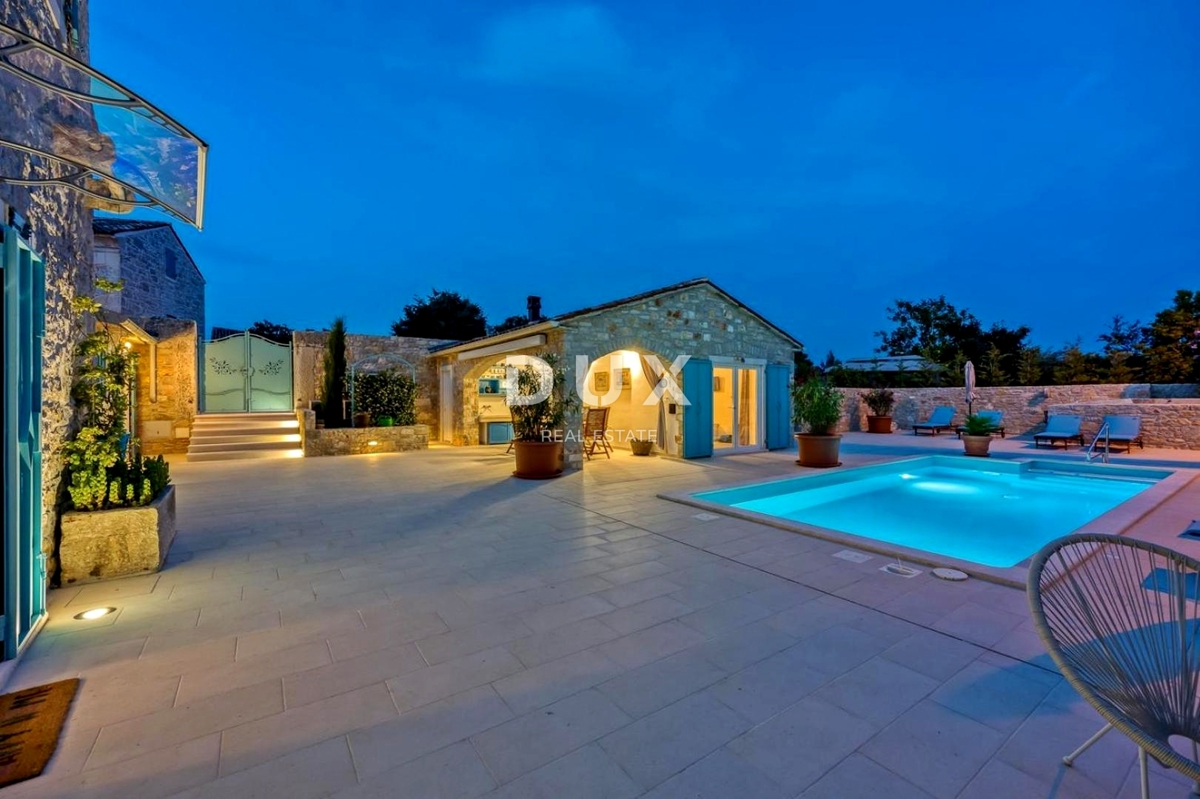 ISTRA, SVETI LOVREČ - Kamnita hiša z bazenom