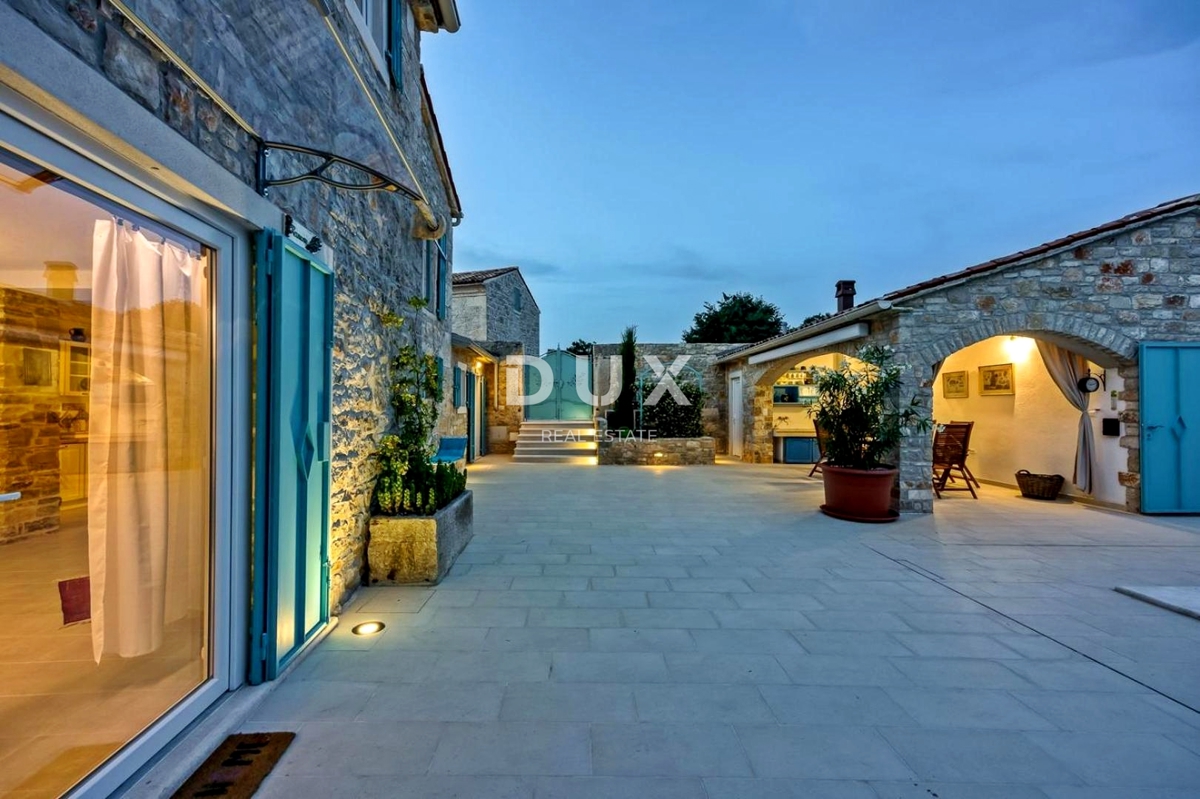 ISTRA, SVETI LOVREČ - Kamnita hiša z bazenom