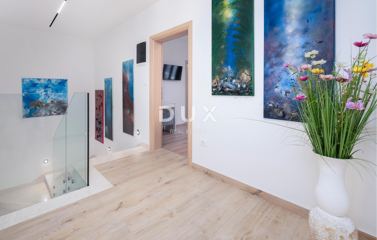 ISTRA, LABIN - Hiša z bazenom in pogledom na morje