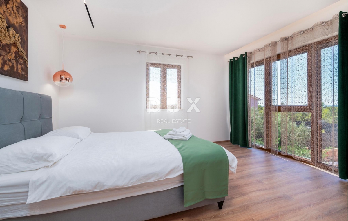 ISTRA, LABIN - Hiša z bazenom in pogledom na morje