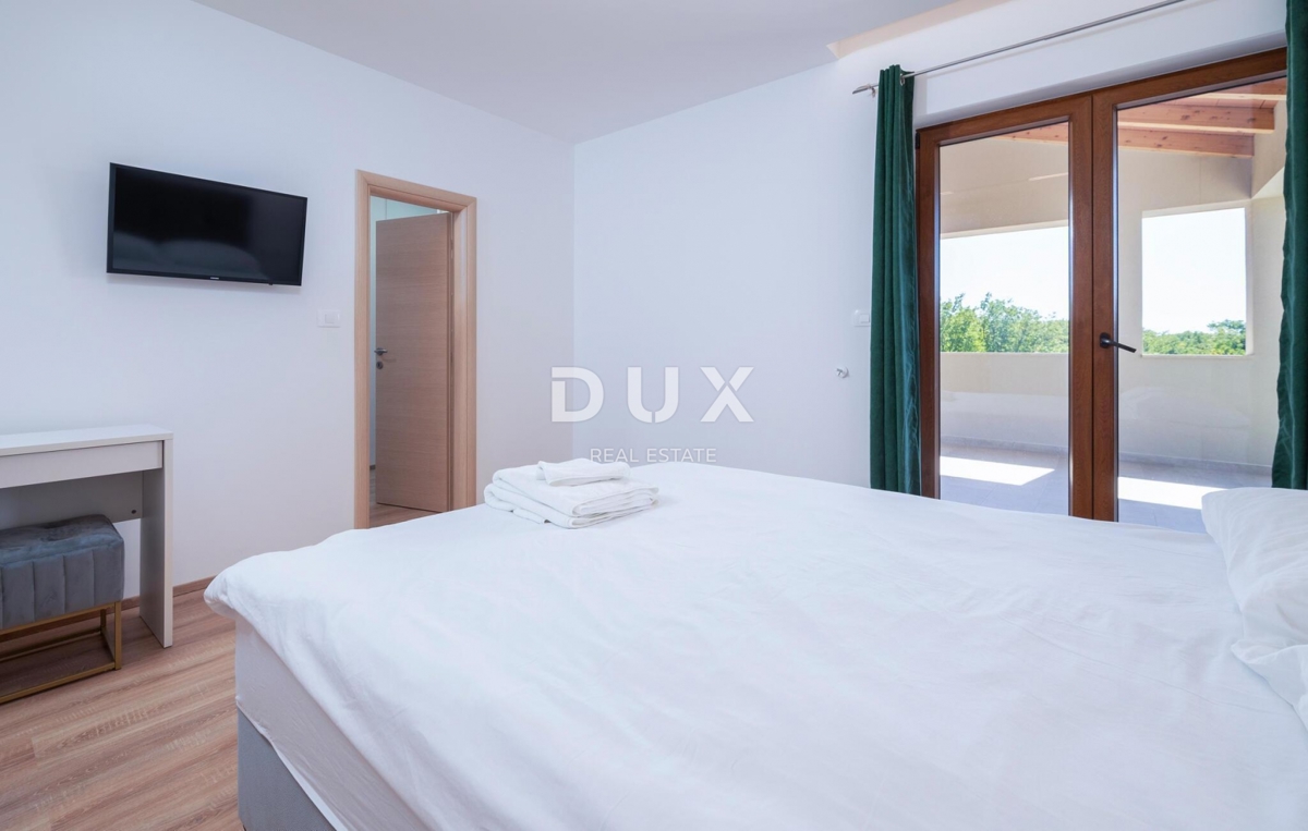 ISTRA, LABIN - Hiša z bazenom in pogledom na morje