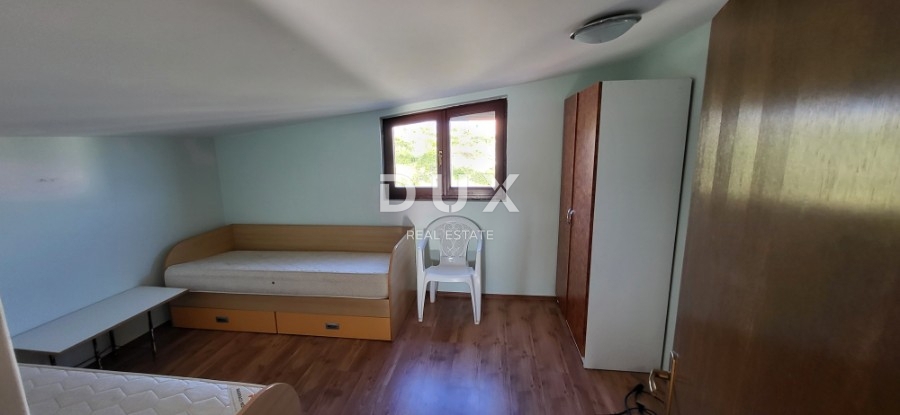 OTOK PAG, KOŠLJUN - družinska hiša ob morju