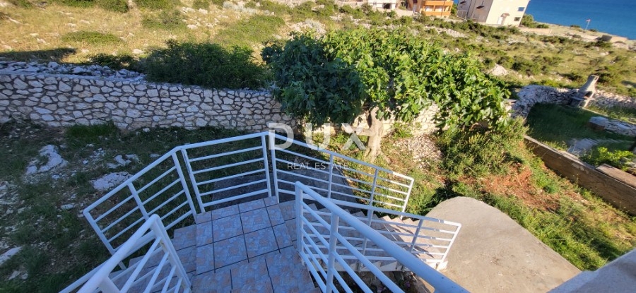 OTOK PAG, KOŠLJUN - družinska hiša ob morju