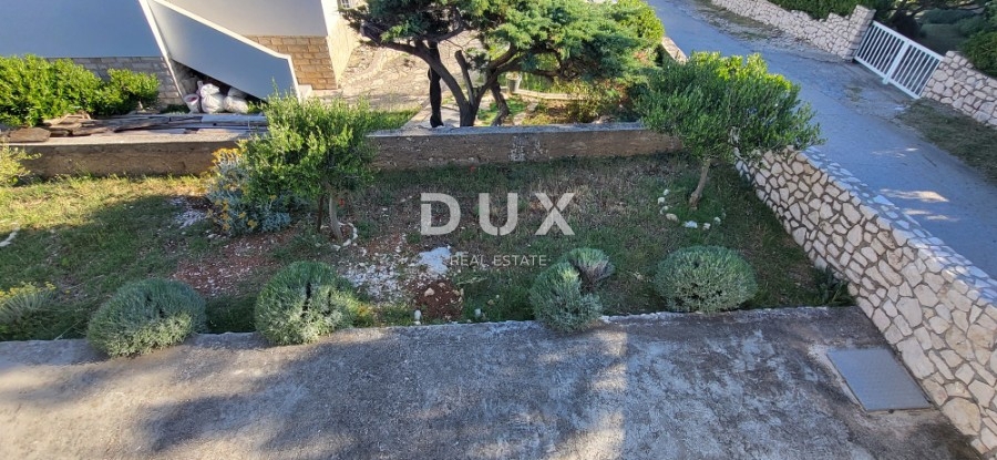 OTOK PAG, KOŠLJUN - družinska hiša ob morju