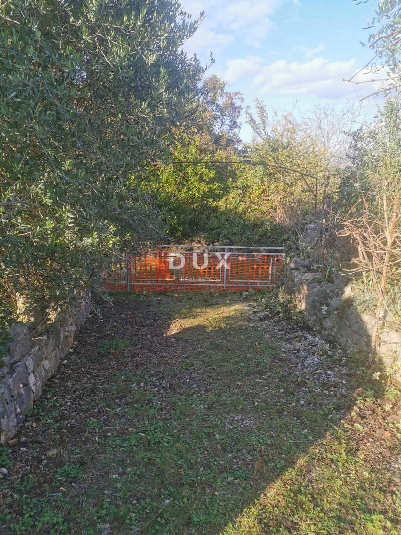 OTOK KRK, MALINSKA (zaledje) - Samostojna hiša z vrtom