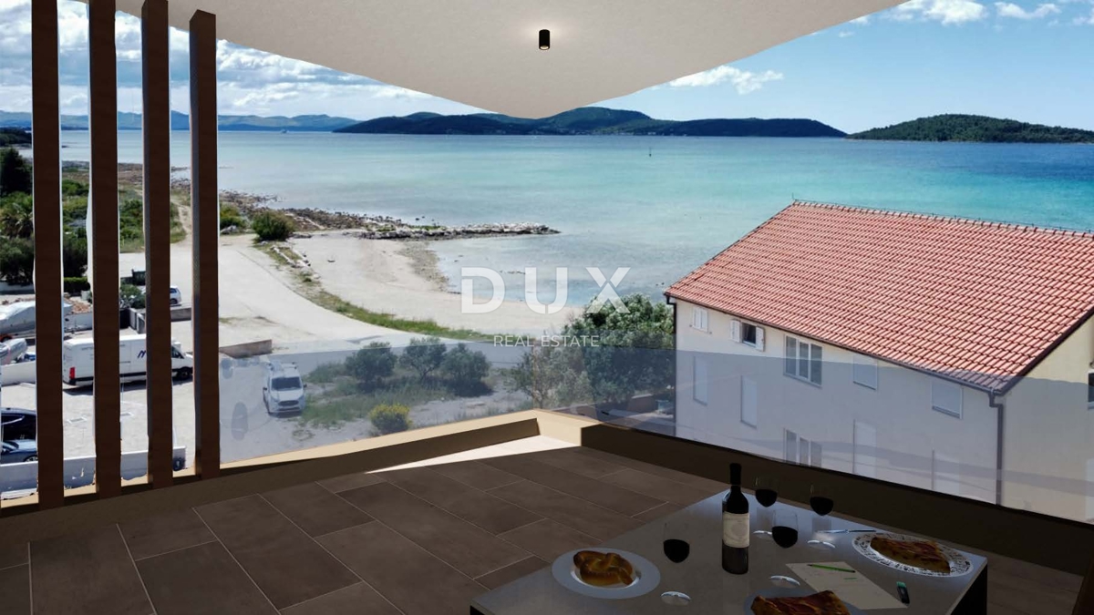 ŠIBENIK, SRIMA - Luksuzni penthouse s strešno teraso, pogledom na morje in dvigalom, 70 m od plaže