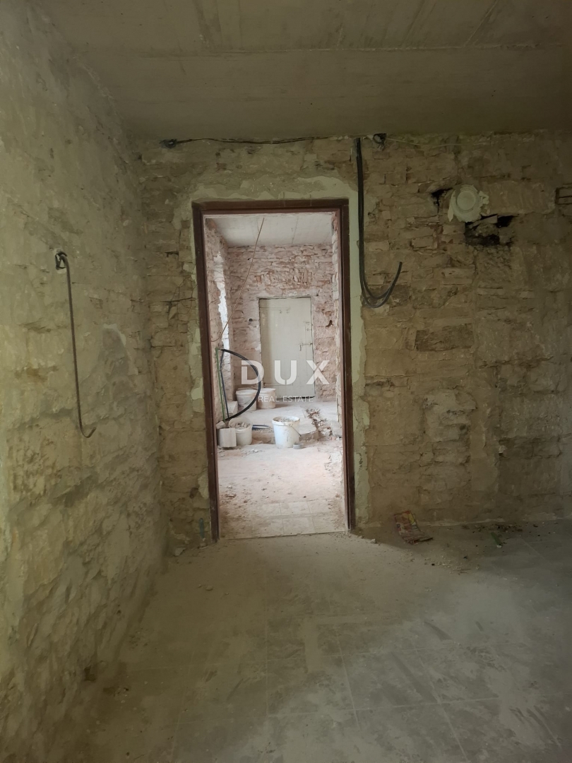 ISTRA, BALE - hiša in pomožni objekt v središču mesta