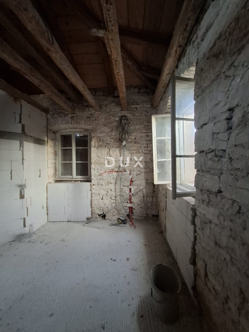 ISTRA, BALE - hiša in pomožni objekt v središču mesta