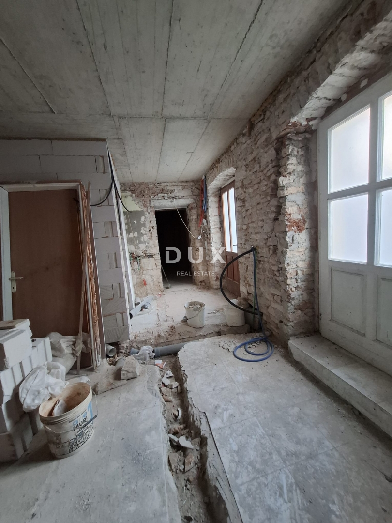 ISTRA, BALE - hiša in pomožni objekt v središču mesta