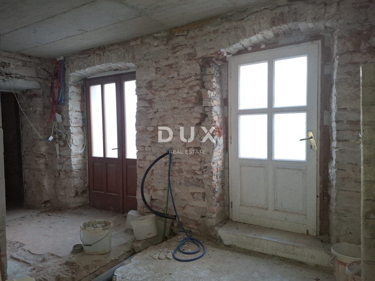 ISTRA, BALE - hiša in pomožni objekt v središču mesta