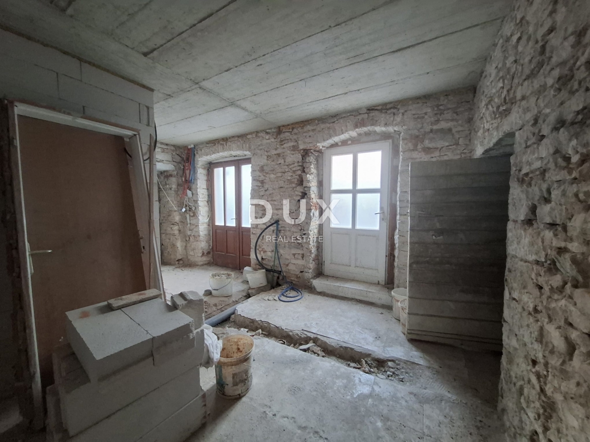 ISTRA, BALE - hiša in pomožni objekt v središču mesta