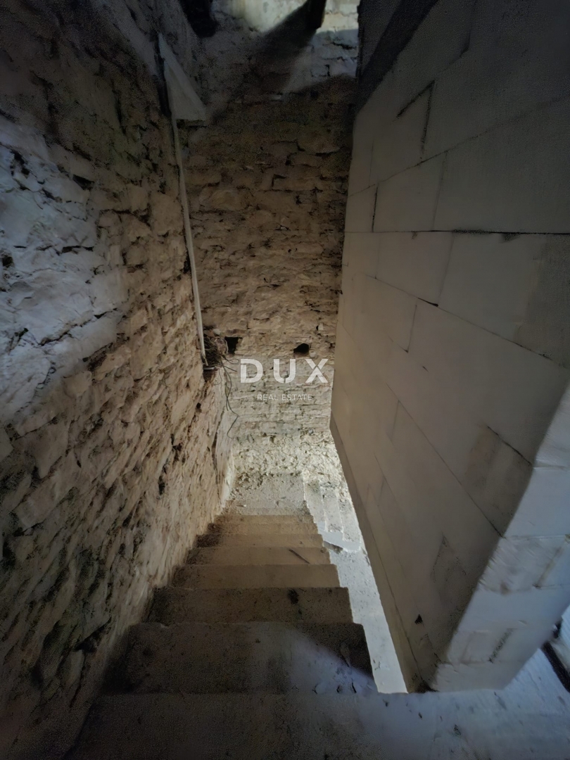 ISTRA, BALE - hiša in pomožni objekt v središču mesta