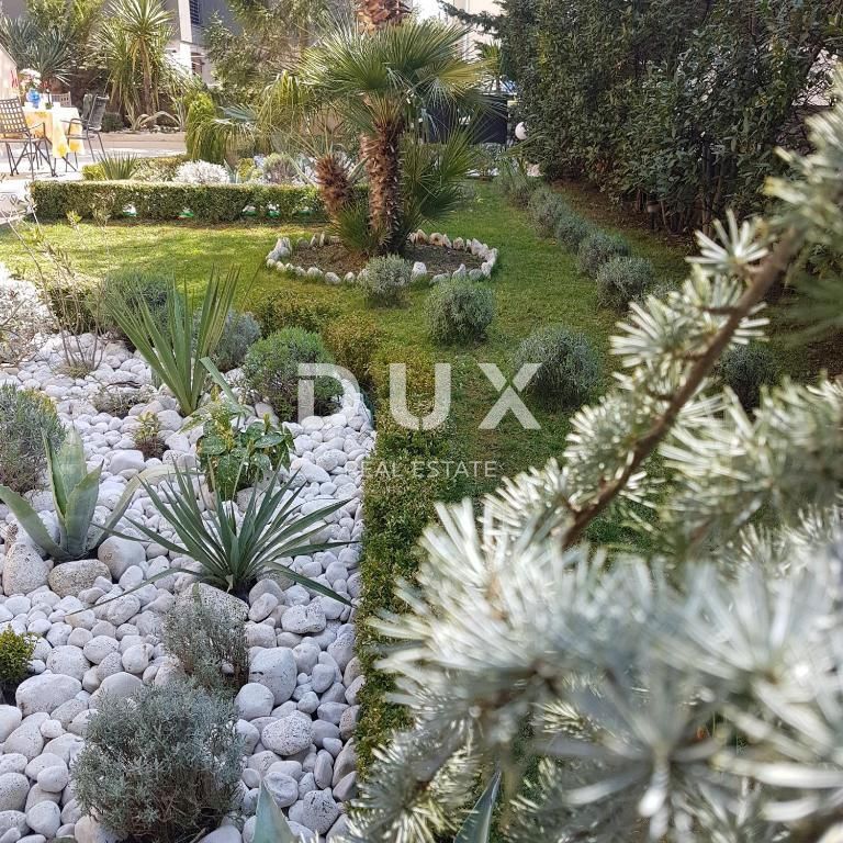 ZADAR, BORIK - PRILOŽNOST! Vila s 4 prostornimi apartmaji in pogledom na morje!