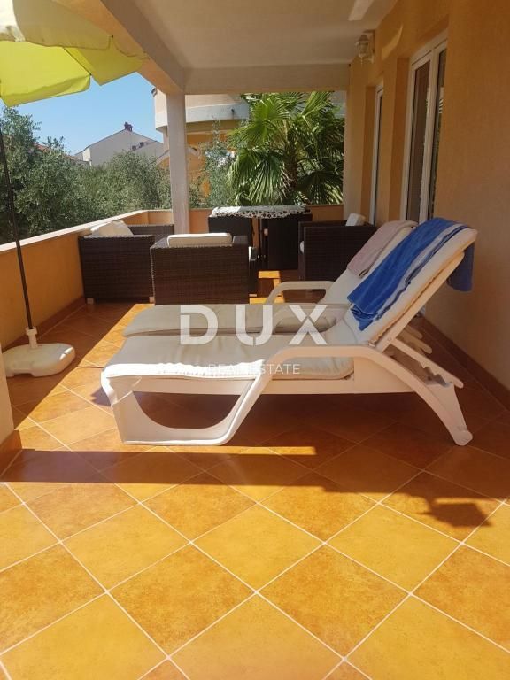 ZADAR, BORIK - PRILOŽNOST! Vila s 4 prostornimi apartmaji in pogledom na morje!